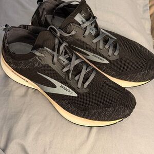 Brooks Levitate 4 Size 10 Black and Cream Running Shoes